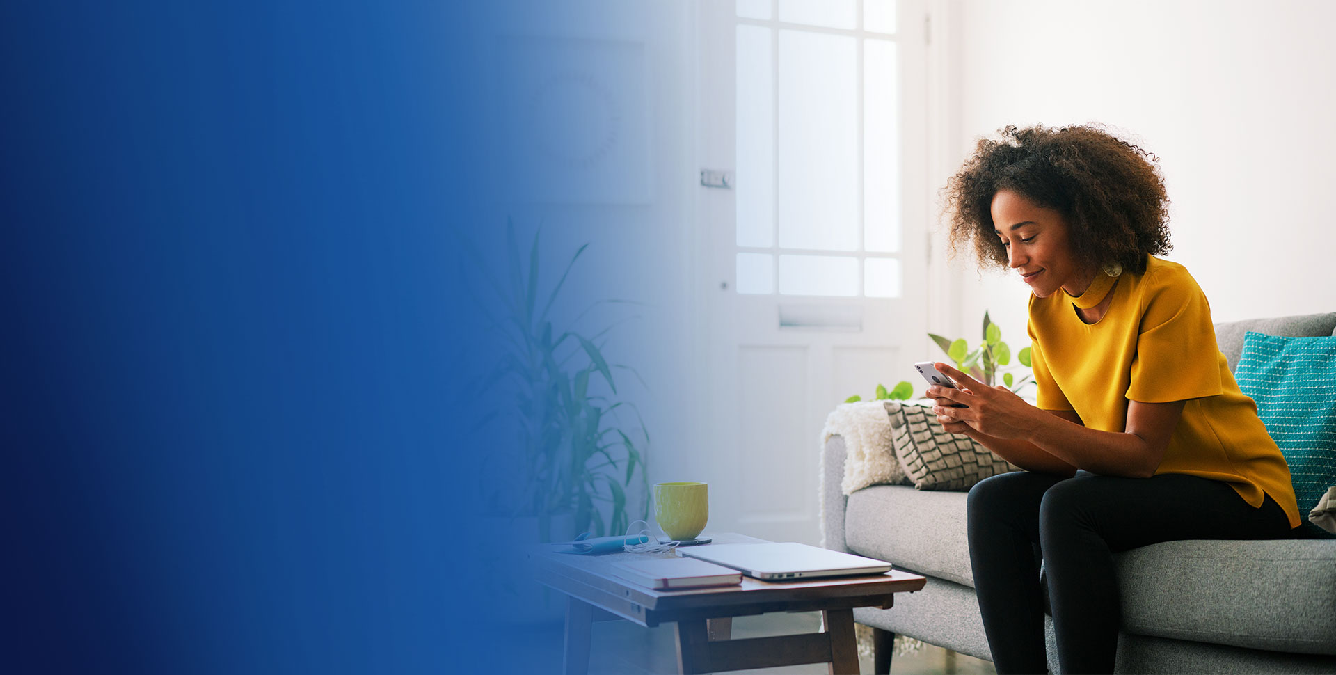 femme canap&eacute; smartphone table basse